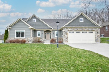 8540 Chaucer Cir E, Bristol, WI 53104-9278