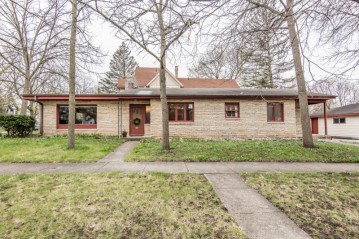 154 Garfield Ave, Waukesha, WI 53186-6216