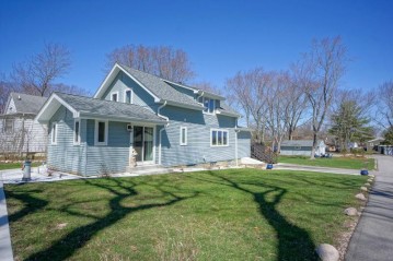 N27W27484 Woodland Dr, Pewaukee, WI 53072-4345