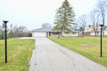 420 W Mequon Rd, Mequon, WI 53092-3515