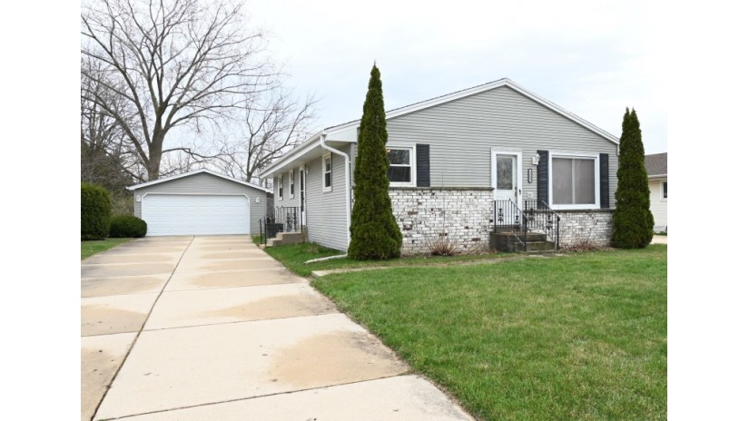 1225 Lakeview Ave South Milwaukee, WI 53172 by Shorewest Realtors $255,000