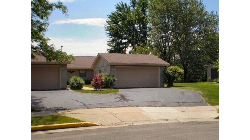 102 Tamarack Cir Hartford, WI 53027 by First Weber Inc- West Bend $180,000