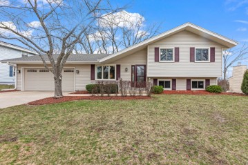 2713 Lancaster Dr, Waukesha, WI 53188