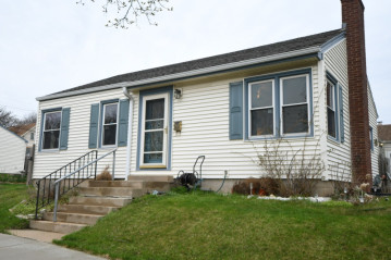 2977 S 46th St, Milwaukee, WI 53219-3427