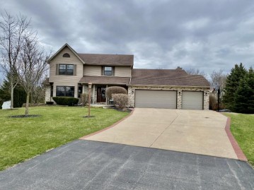 215 Quail Cir, Newburg, WI 53090-7507