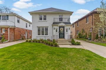 5026 N Idlewild Ave, Whitefish Bay, WI 53217-5631