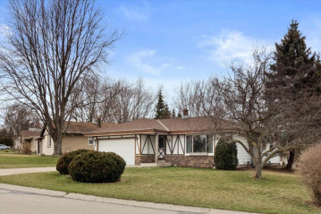 15030 W San Mateo Dr, New Berlin, WI 53151-4351