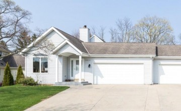 W68N151 Evergreen Blvd, Cedarburg, WI 53012-2630