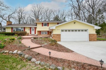 1670 Lindhurst Ct, Elm Grove, WI 53122-1747