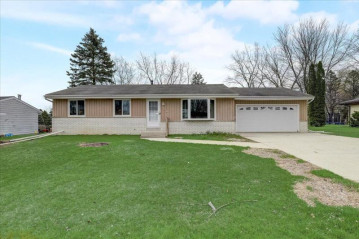 220 Manor Dr, Fredonia, WI 53021-9442