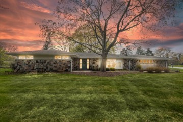 3515 Cherry Hill Dr, Brookfield, WI 53005-2110