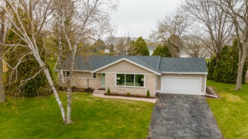 9229 N Ironwood Ln, Bayside, WI 53217-1212