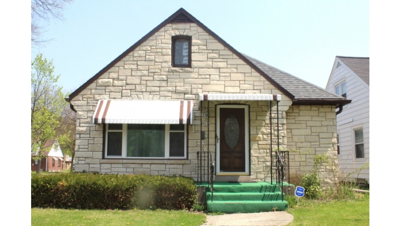 4072 N 46th St Milwaukee, WI 53216 by Shorewest Realtors $140,000