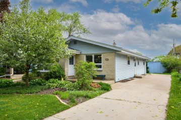 2606 N 115th St, Wauwatosa, WI 53226