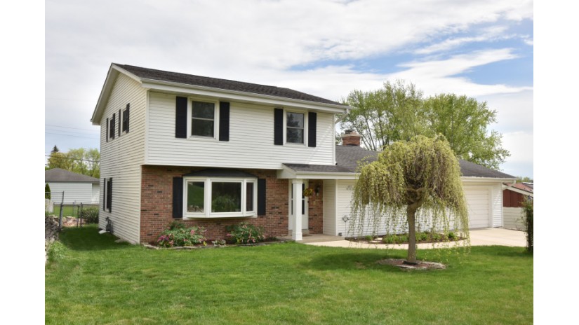 N95W16613 Richmond Dr Menomonee Falls, WI 53051 by Shorewest Realtors $325,000