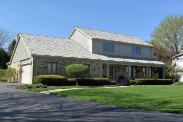 5 Sprucewood Ct, Wind Point, WI 53402-5316