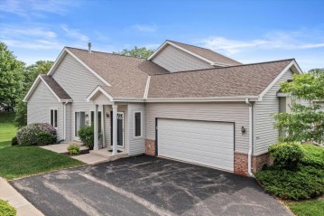 4648 S Forest Point Blvd, New Berlin, WI 53151-7482