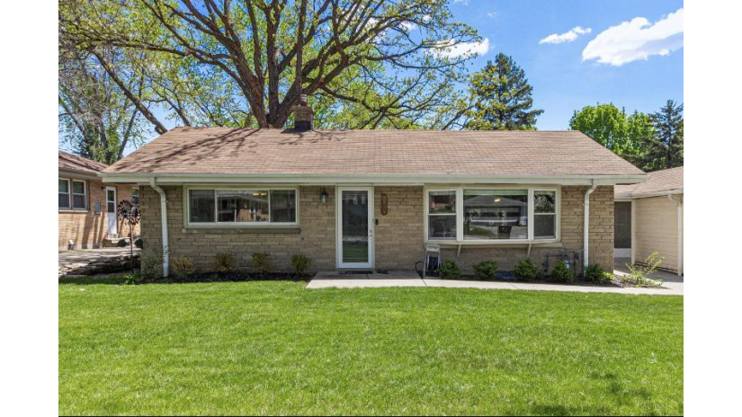 3294 N 107th St Wauwatosa, WI 53222 by Benefit Realty $249,000