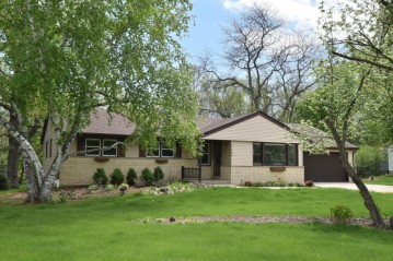 11458 N Laguna Dr, Mequon, WI 53092-3118