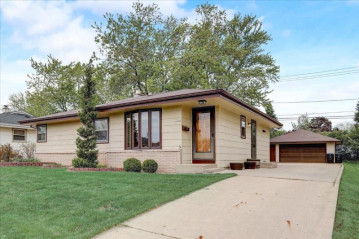 3366 E Henry Ave, Cudahy, WI 53110-3005