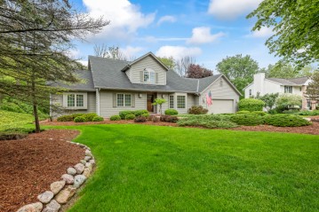 375 Rustic Ln, Hartland, WI 53029-2287