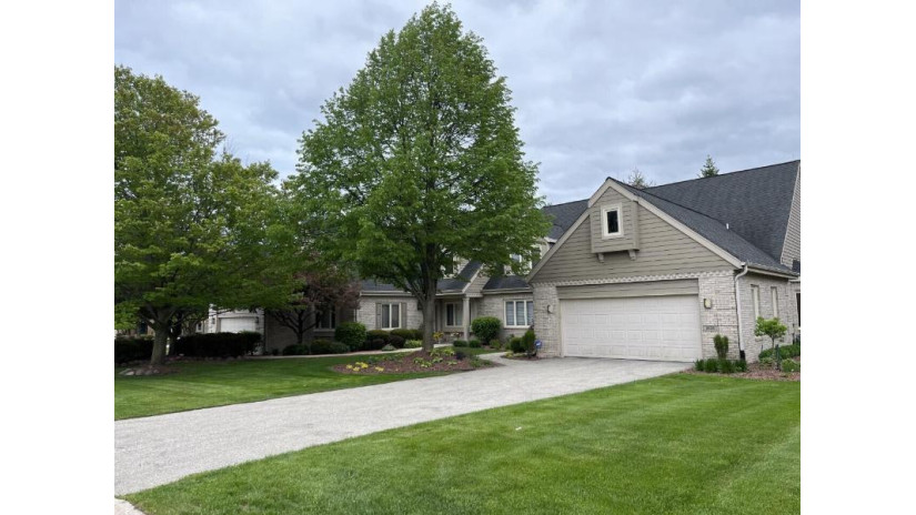 2635 W Lake Park Ct Mequon, WI 53092 by First Weber Inc -NPW $625,000