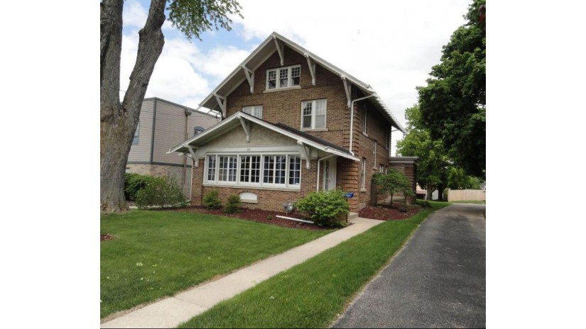 384 W Sumner St Hartford, WI 53027 by RE/MAX Insight $125,000