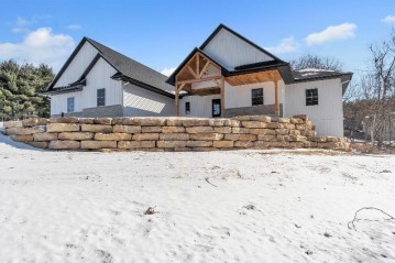 4052 E Stone Ridge Dr, Milton, WI 53563-8815