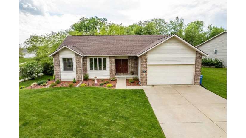 1701 Valley View Dr Baraboo, WI 53913 by First Weber Inc $409,900