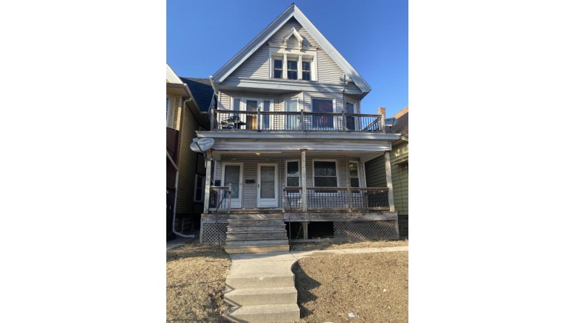 4510 W Lloyd St 4512 Milwaukee, WI 53208 by Smart Asset Realty Inc $115,000