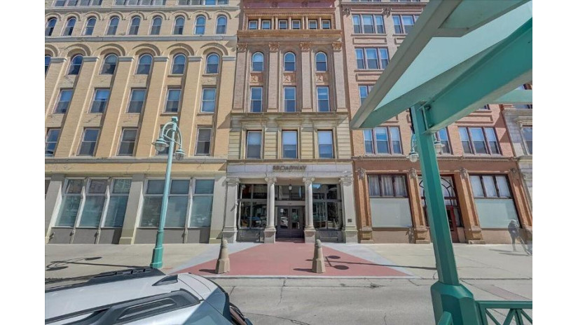 234 N Broadway 117 Milwaukee, WI 53202 by Milwaukee Realty, Inc. $175,000