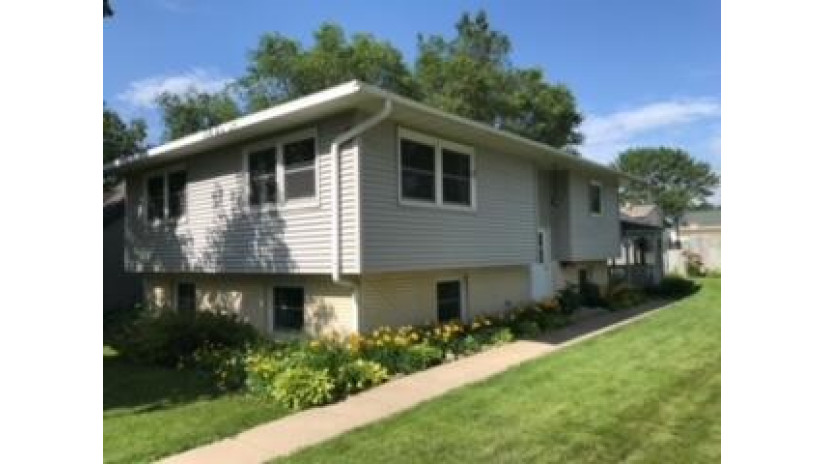 2522 Hoeschler Dr La Crosse, WI 54601 by First Weber, Inc. $289,000