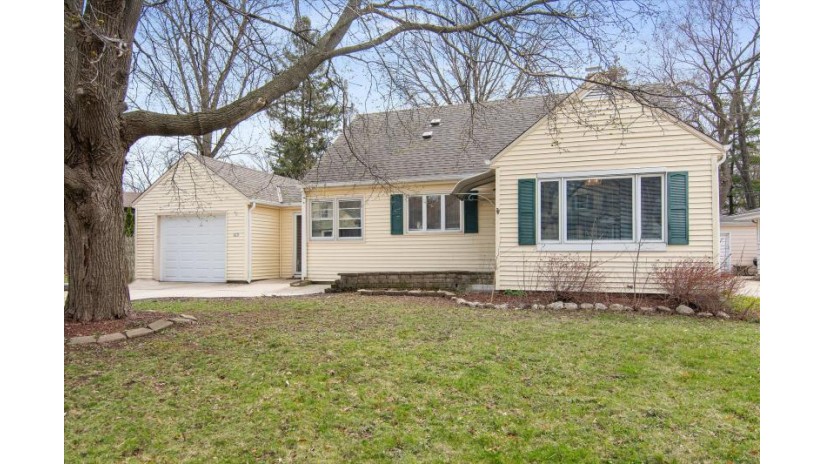 827 W La Salle Ave Glendale, WI 53209 by Keller Williams Realty-Milwaukee North Shore $230,000