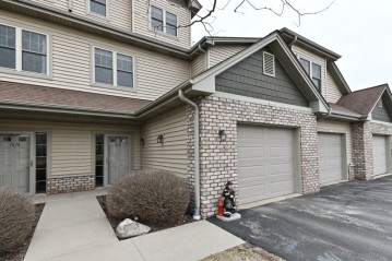 1676 New Port Vista Dr, Port Washington, WI 53024-9382