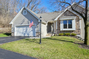 218 Endfield Cir, Waukesha, WI 53186-8321