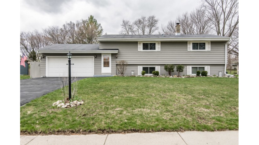 504 Shoshone Dr Waukesha, WI 53188 by Shorewest Realtors $319,000