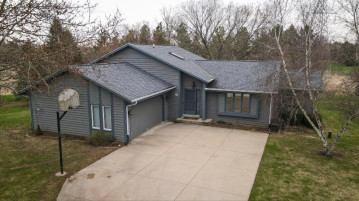 W235S6735 Salem Ct, Vernon, WI 53189-9379