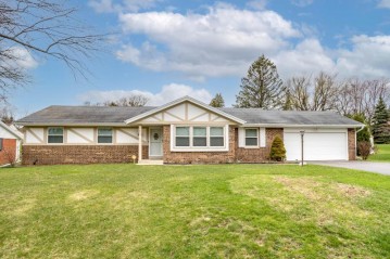 7021 N Braeburn Ln, Glendale, WI 53209-2609