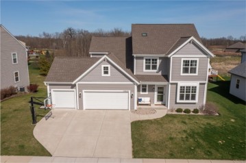 W195N17264 English Oaks Dr, Jackson, WI 53037-9128