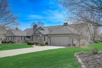 2647 W Lake Isle Dr, Mequon, WI 53092