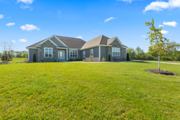 W263N6102 Ridge Dr, Lisbon, WI 53089