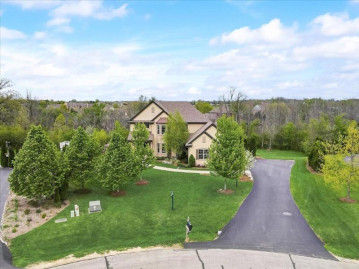 11870 N Sandhill Cir, Mequon, WI 53092