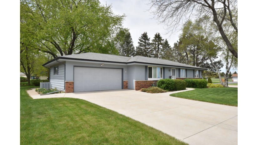 241 Manor Dr Fredonia, WI 53021 by Shorewest Realtors $259,900