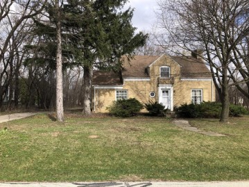 540 Crystal Ln, Elm Grove, WI 53122-2308