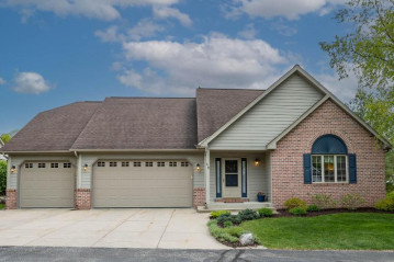 510 Drumlin Cove, Slinger, WI 53086