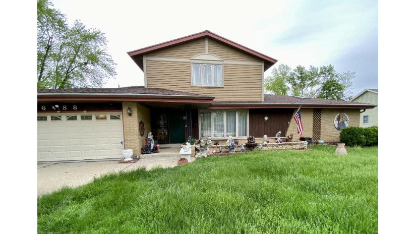 6488 S 120th St Franklin, WI 53132 by RE/MAX Platinum $375,000