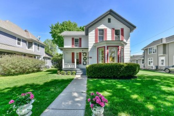 1121 Wisconsin St, Lake Geneva, WI 53147-1729