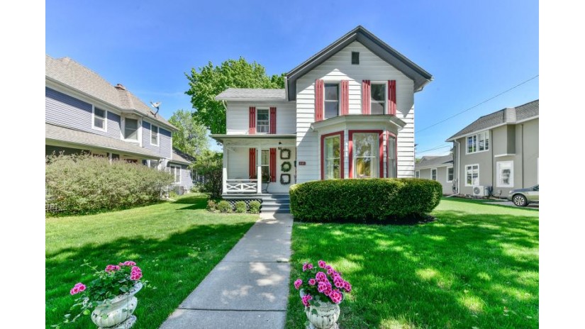 1121 Wisconsin St Lake Geneva, WI 53147 by Buyers Vantage $589,900