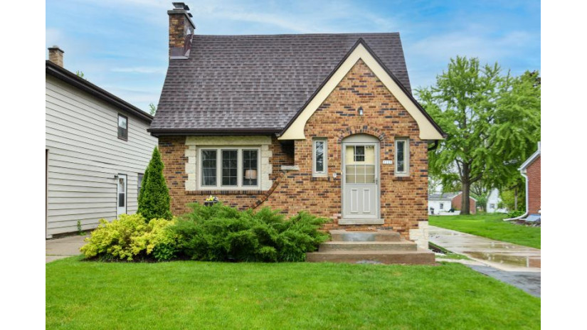 2228 N 115th St Wauwatosa, WI 53226 by Firefly Real Estate, LLC $364,900