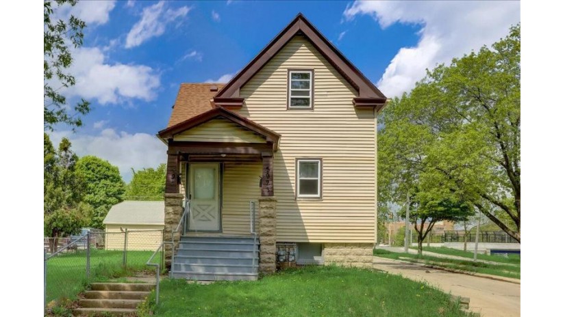 3921 N 5th St 3923 Milwaukee, WI 53212 by Midwest Homes $139,900